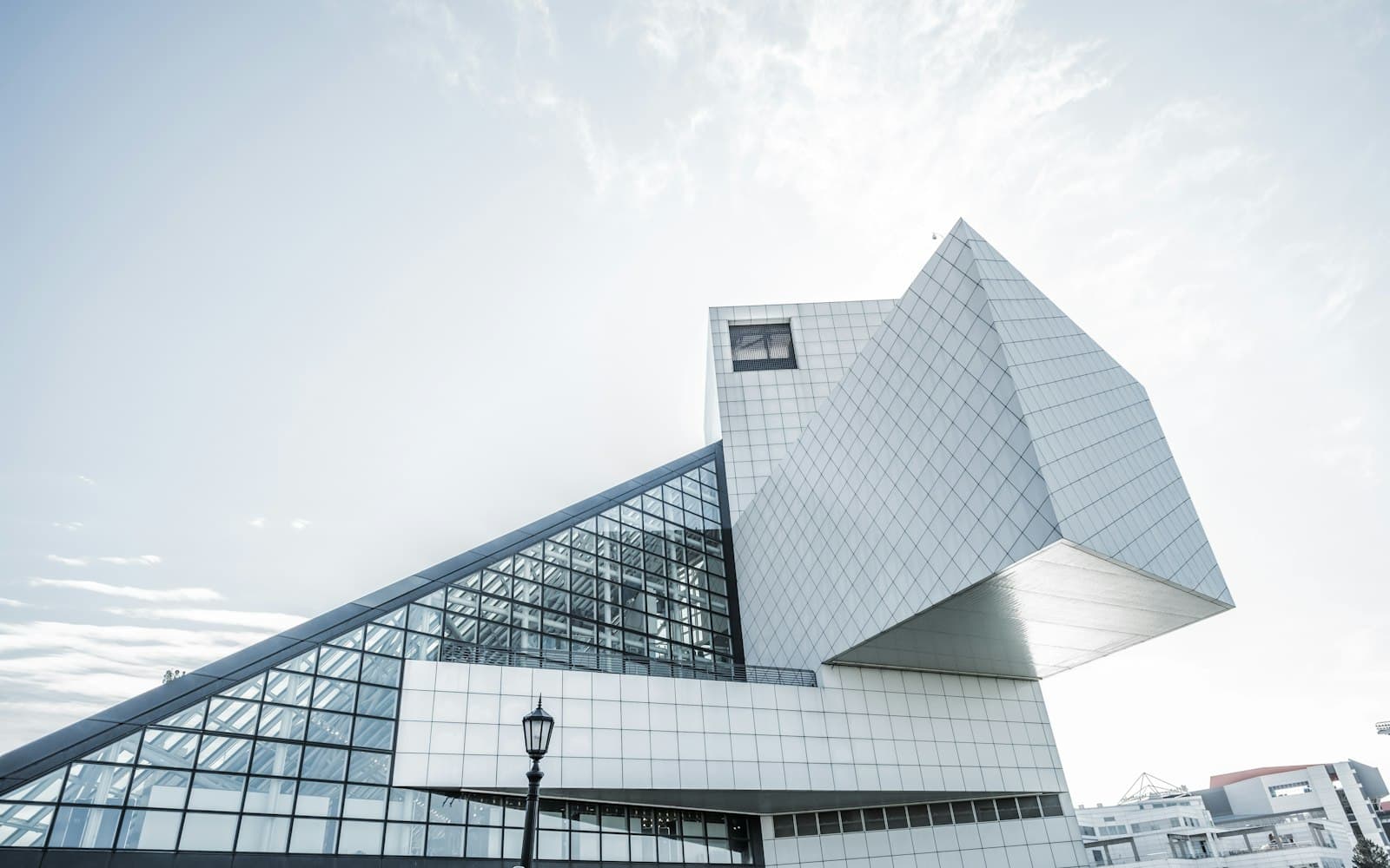 Bâtiment à l'architecture contemporaine en béton clair (image d'illustration)