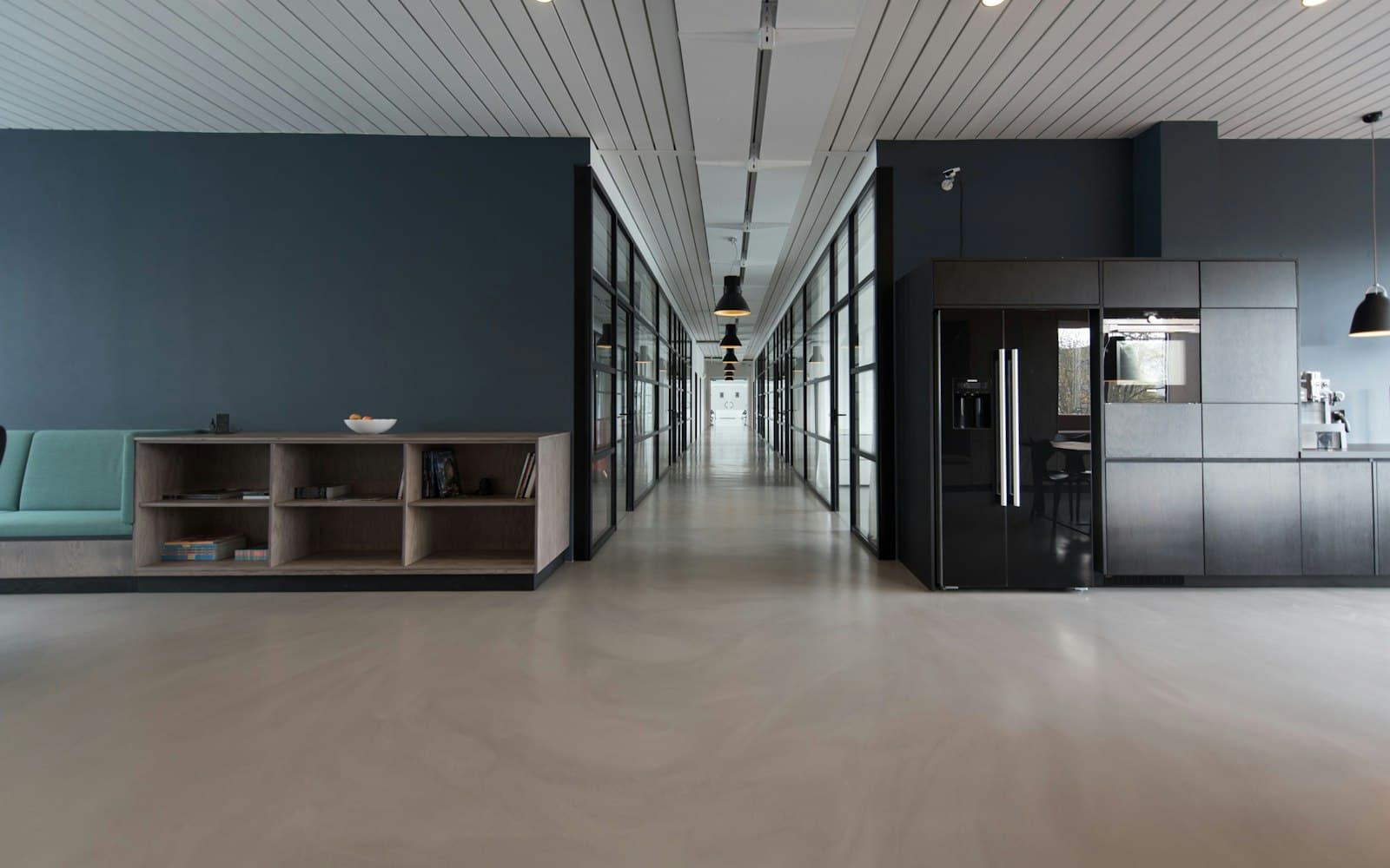 Espace de travail moderne et lumineux (image d'illustration)