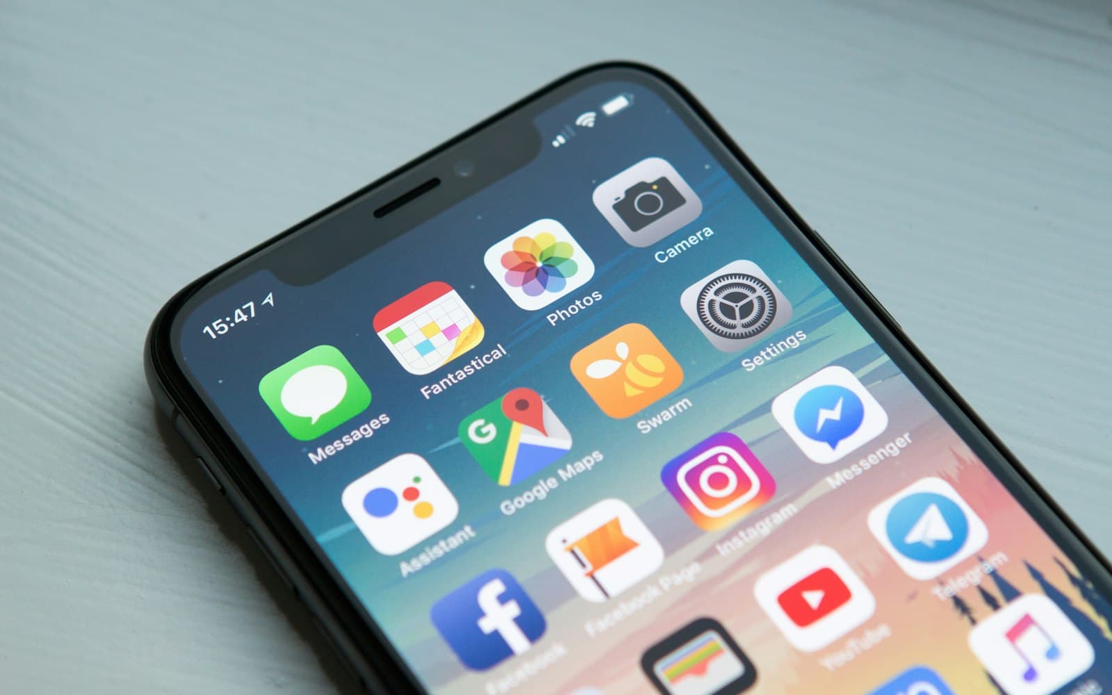 Smartphone affichant une application mobile (image d'illustration)