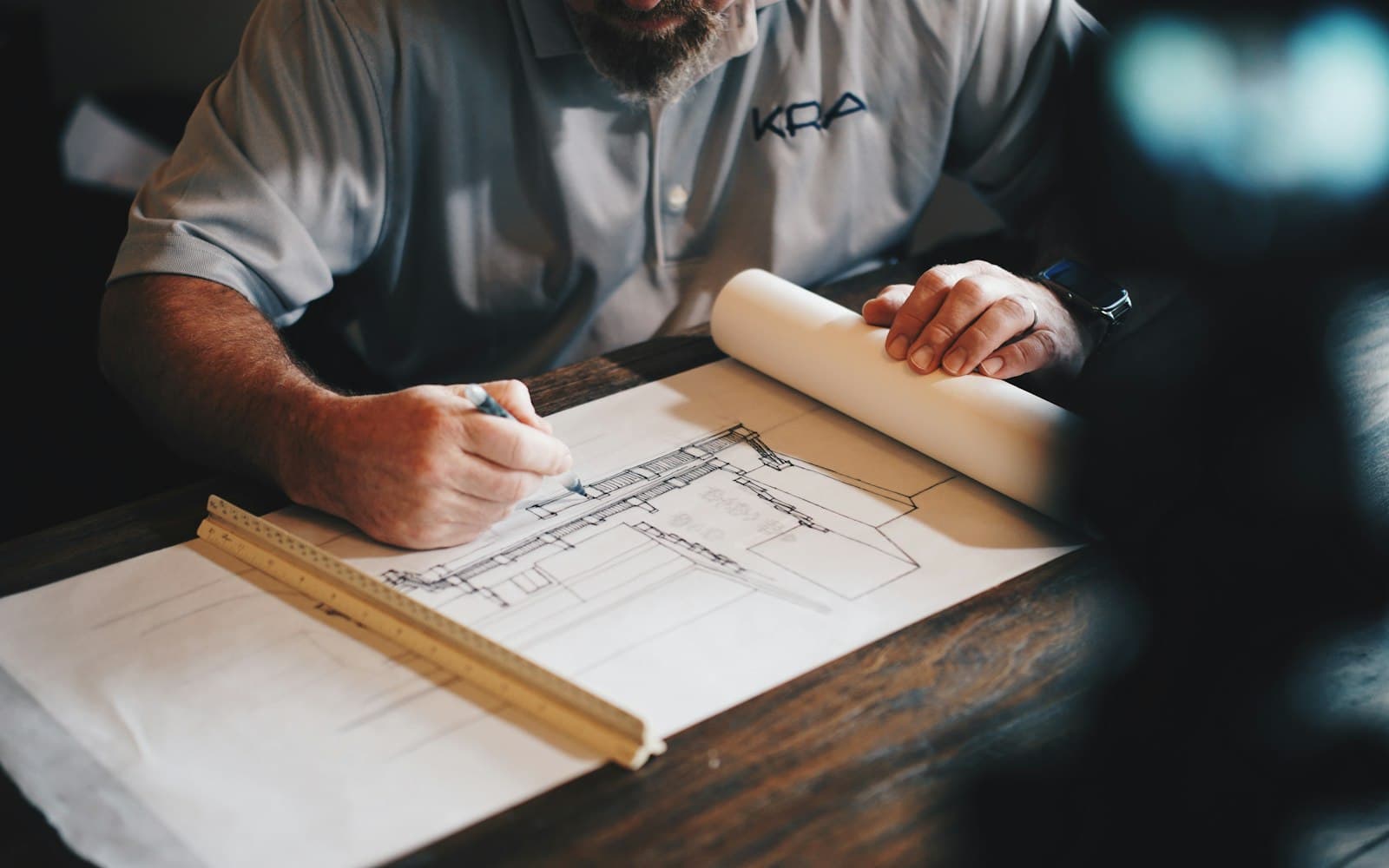 Plans et croquis d'architecture sur une table de travail (image d'illustration)